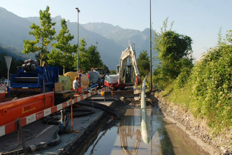 Einzug eines GFK ummantelten Rohrstrangs in Vaduz, Liechtenstein Einzug des GFK ummantelten Rohrstrangs in Vaduz, Liechtenstein