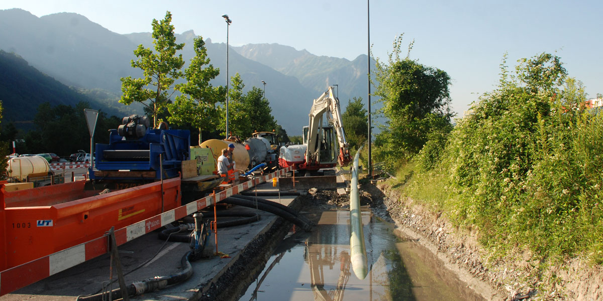 Einzug des GFK ummantelten Rohrstrangs in Vaduz, Liechtenstein