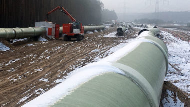 Las tuberías se sueldan juntas para formar un hilo